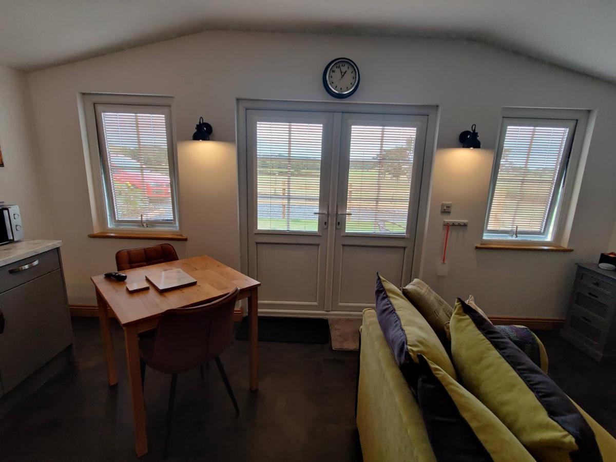 Bumble Bee Cabin Bootle  Buitenkant foto